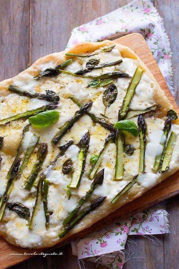 Pizza con asparagi - Ricetta pizza con asparagi - (pizza agli asparagi)