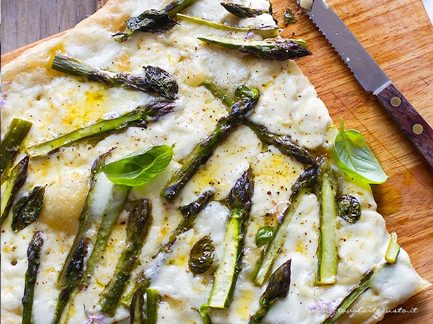 Pizza con asparagi