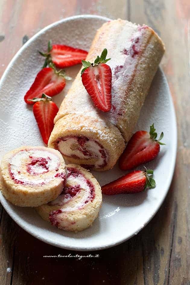 Tronchetto Di Natale Mascarpone.Rotolo Alle Fragole E Crema Al Mascarpone La Ricetta Perfetta E Veloce