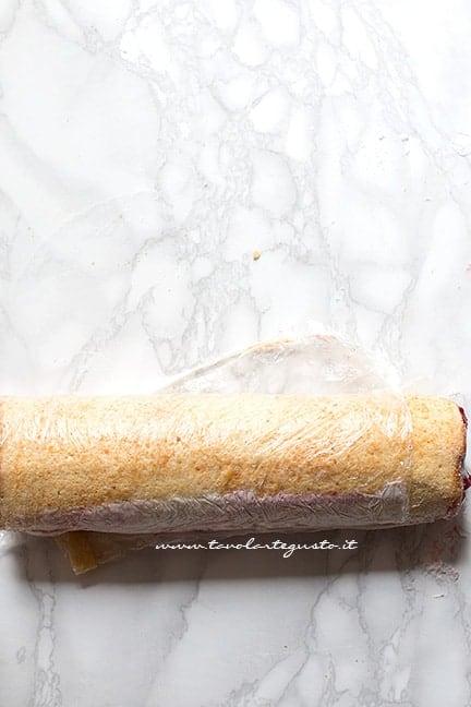 Sigillare il rotolo alle fragole e conservare in frigo - Ricetta Rotolo alle fragole