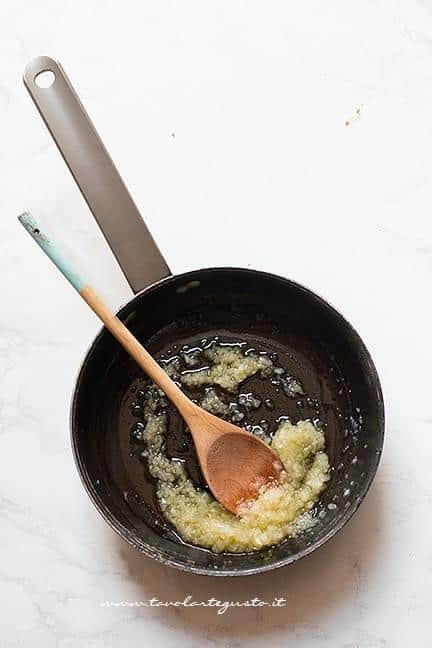Soffriggere la crema di cipolla - Ricetta Pasta con asparagi
