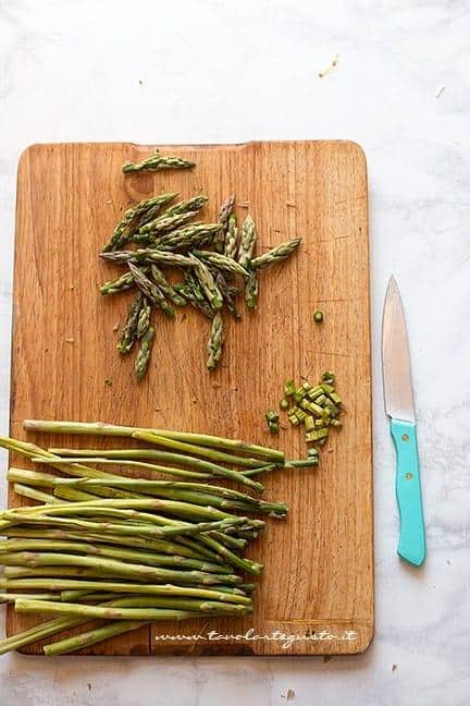 Tagliare i gambi di asparagi e mettere da parte le punte - Ricetta Pasta con asparagi