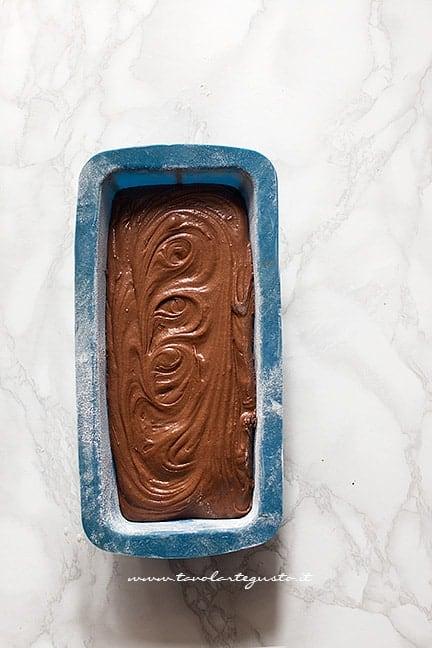 Trasferire l'impasto in uno stampo da plumcake - Ricetta Plumcake al cioccolato