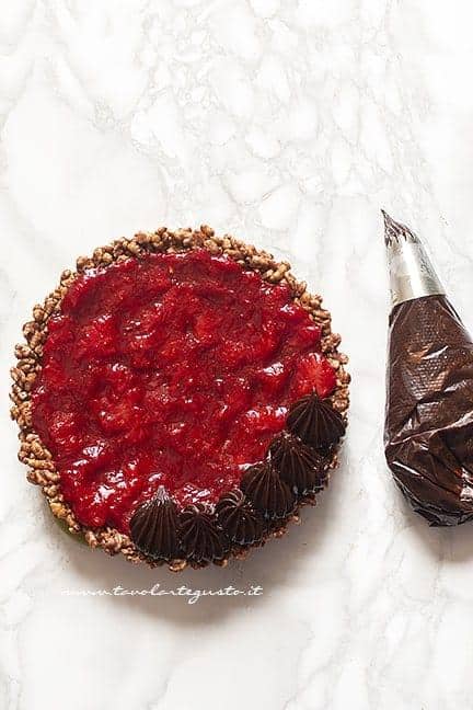 aggiungere la composta e la ganache al cioccolato - Ricetta Crostata cioccolato e fragole