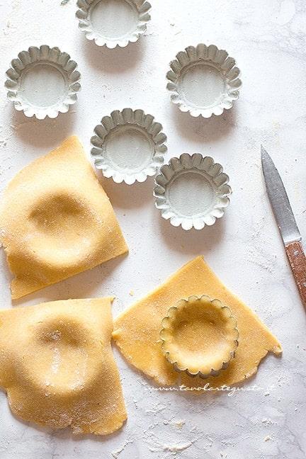 foderare gi pasta frolla gli stampi per tartellette - Ricetta Tartellette alle fragole