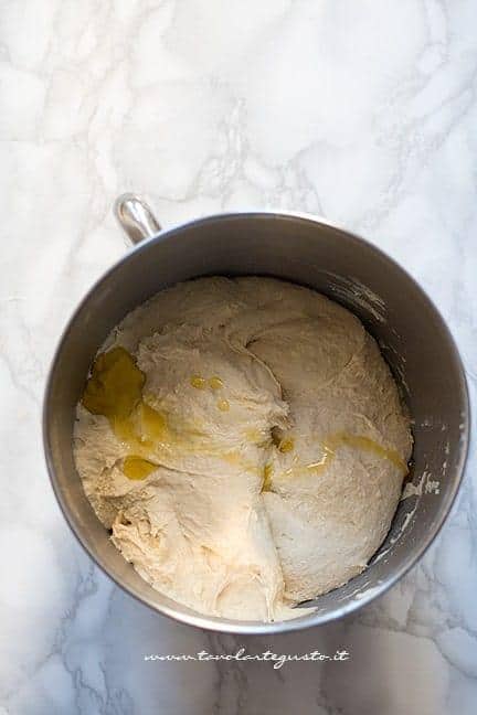 incordare aggiungendo olio - Ricetta Focaccia barese - Ricetta di Tavolartegusto