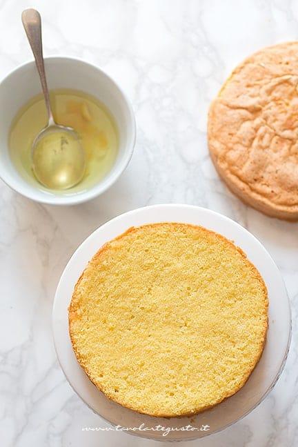 inzuppare il pan di spagna con la bagna al limone - Ricetta Torta panna e fragole - Ricetta di Tavolartegusto