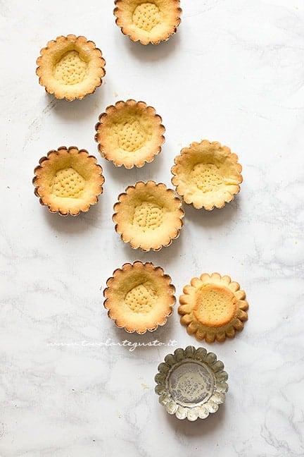 sfilare le tartellette dagli stampi - Ricetta Tartellette alle fragole