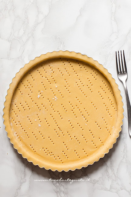 stendere la pasta frolla nello stampo per crostata - Ricetta Crostata di frutta