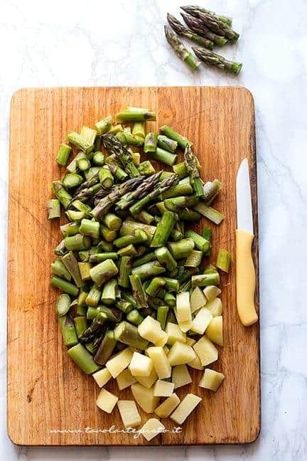 tagliare asparagi e patate - Crema di asparagi