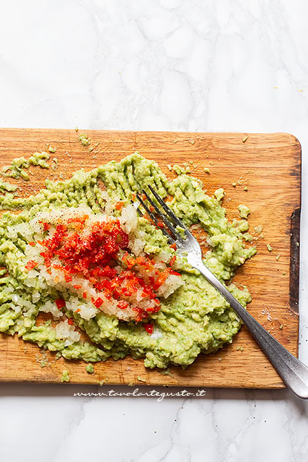 Aggiungere la cipolla e il peperoncino - Ricetta Guacamole - Ricetta di Tavolartegusto