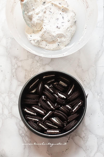 Aggiungere la farcitura al formaggio e oreo in pezzi - Ricetta Torta Oreo