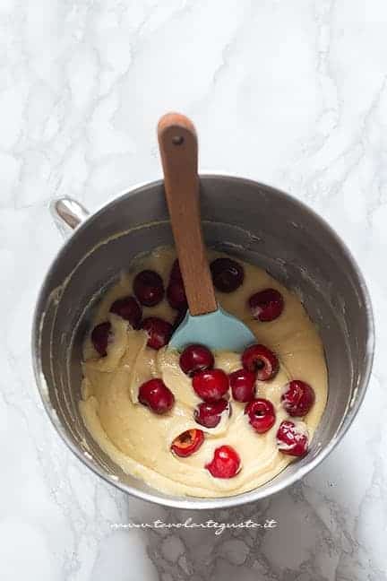 Aggiungere le ciliegie nell'impasto - Ricetta Torta ricotta e ciliegie