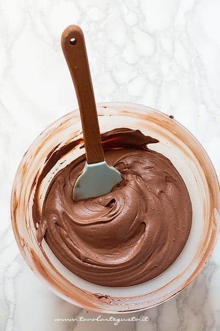 Aggiungere panna montata - Ricetta Gelato al cioccolato