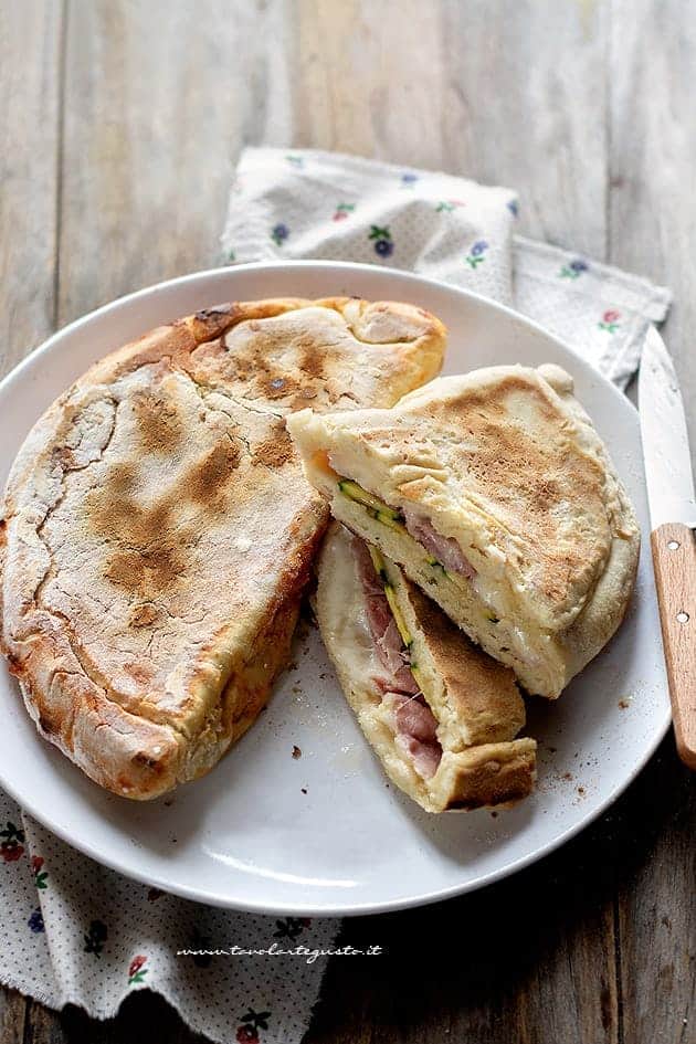 Calzoni in padella senza lievito e senza lievitazione - Ricetta Calzoni in padella