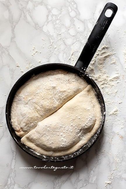 Come cuocere i calzoni in padella - Ricetta Calzoni in padella
