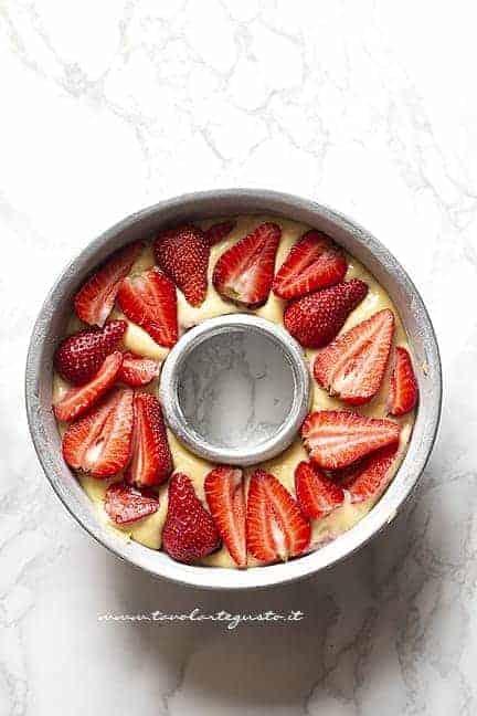 Decorare con pezzi di fragole fresche - Torta yogurt e fragole