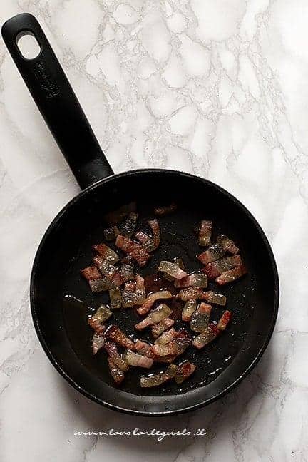 Guanciale in padella - Ricetta Spaghetti alla carbonara