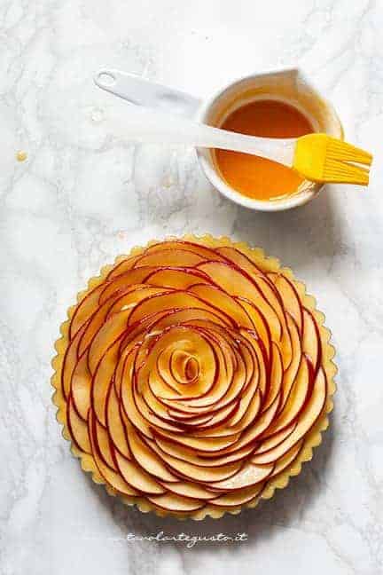 Pennellare le mele con marmellata - Ricetta Crostata di mele
