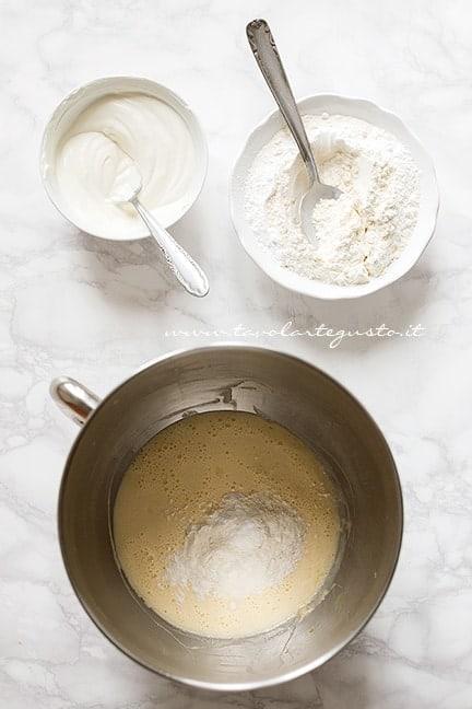 Preparare l'impasto - Torta yogurt e fragole
