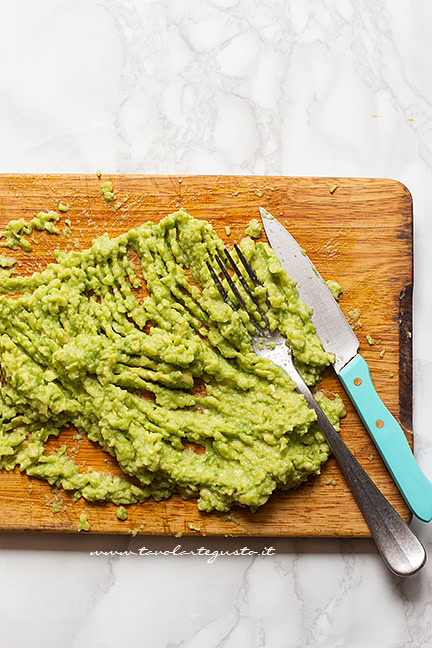 Realizzare la crema di avocado - Ricetta Guacamole - Ricetta di Tavolartegusto