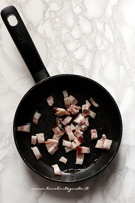 Tagliare il guanciale a dadini - Ricetta Spaghetti alla carbonara