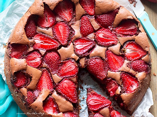 Torta cioccolato e fragole dal cuore morbido - Ricetta Torta al cioccolato e fragole-