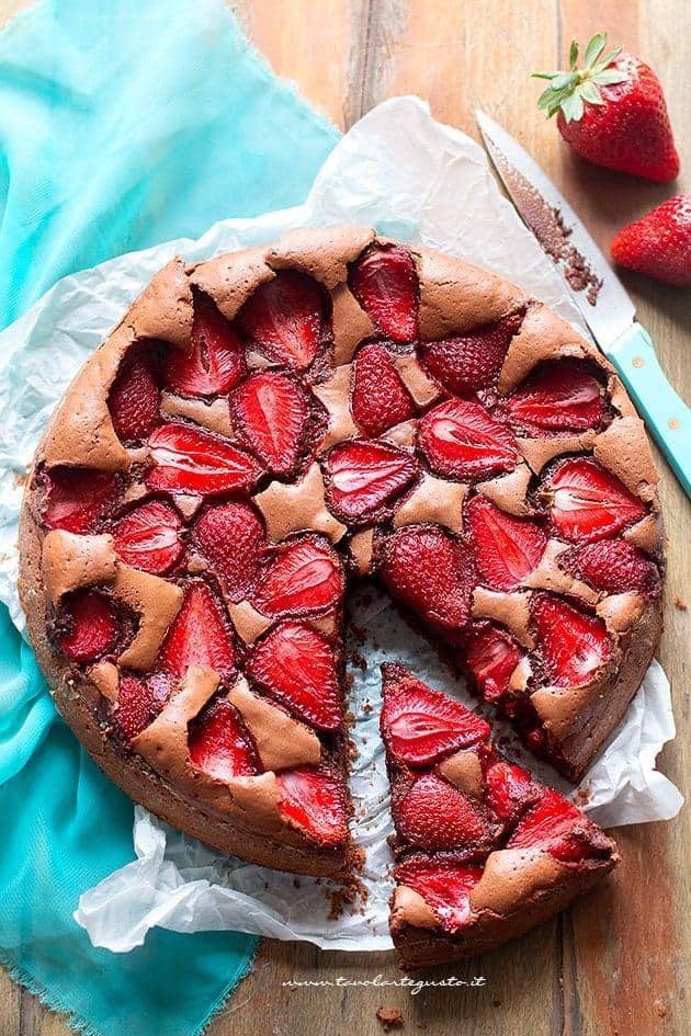 Torta cioccolato e fragole dal cuore morbido - Ricetta Torta al cioccolato e fragole