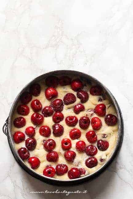 Torta pronta per essere infornata - Ricetta Torta ricotta e ciliegie