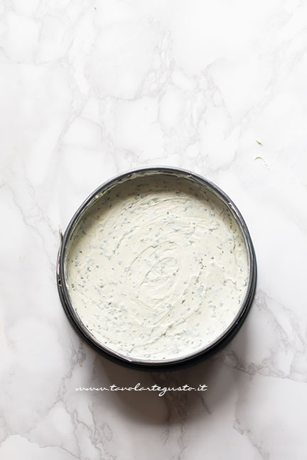 Versare il formaggio spalmabile nello stampo - Ricetta Cheesecake salata