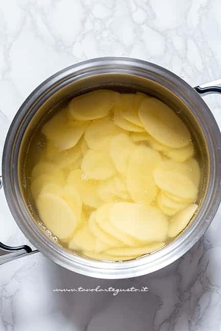 bollire le fettine di patate - Ricetta Frittata di patate