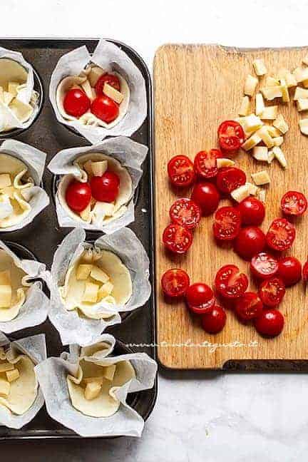 farcire le crostatine salate con pomodorini e scamorza