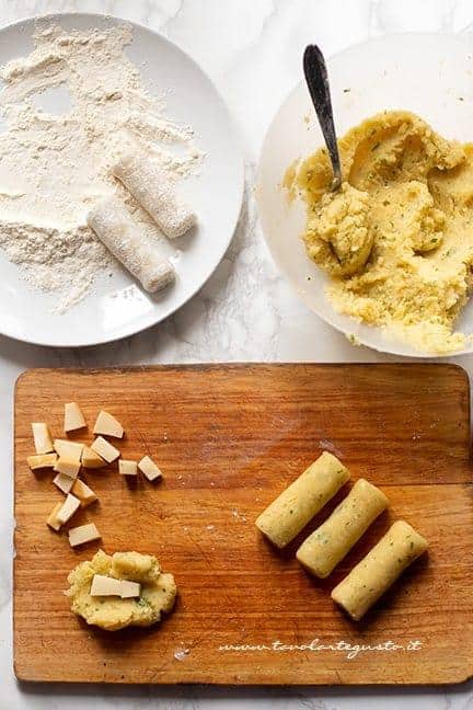 formare la crocchette a cilindro - Ricetta Crocchette di patate