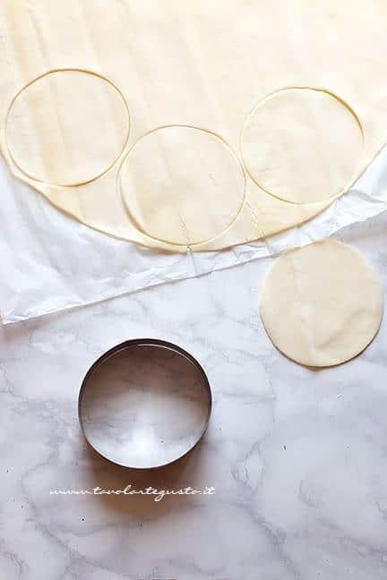 intagliare i cerchi di sfoglia - Ricetta Crostatine salate di pasta sfoglia