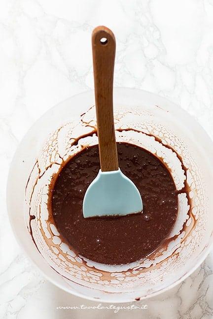 mescolare latte condensato con cacao e vaniglia - Ricetta Gelato al cioccolato