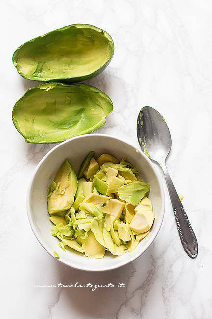 ricavare la polpa dell'avocado - Ricetta Guacamole - Ricetta di Tavolartegusto