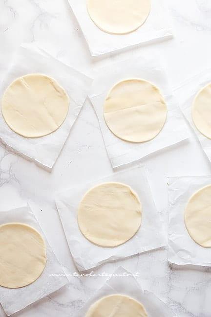 tagliare i quadrati di carta forno -Crostatine salate di pasta sfoglia