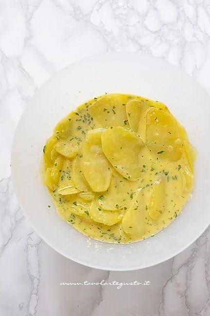 unire le patate al composto di uova -Ricetta Frittata di patate