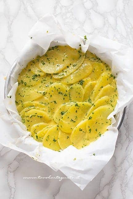 versare la frittate in una teglia o padella -Ricetta Frittata di patate