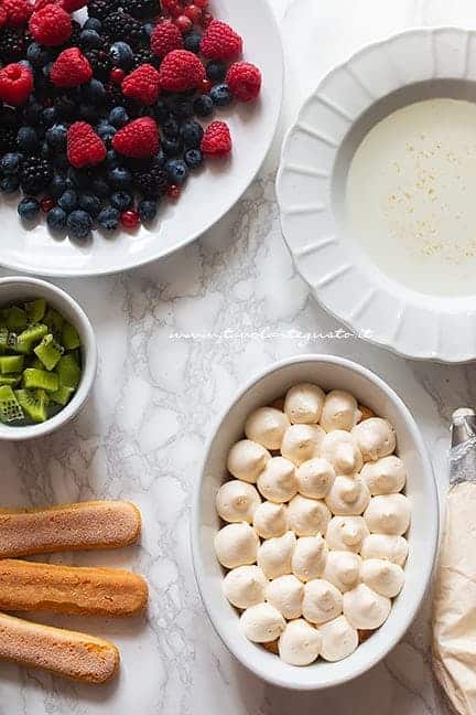 Aggiungere uno strato di crema al mascarpone - Ricetta Tiramisù alla frutta