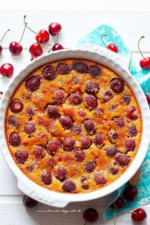 Clafoutis di ciliegie appena sfornato - Ricetta Clafoutis