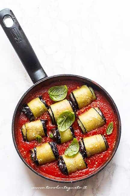 Cuocere gli involtini di melanzane e mozzarella nel sugo - Involtini di Melanzane - Ricetta di Tavolartegusto