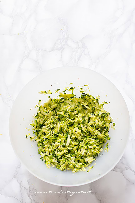 Grattugiare le zucchine - Ricetta Risotto con zucchine - Ricetta di Tavolartegusto