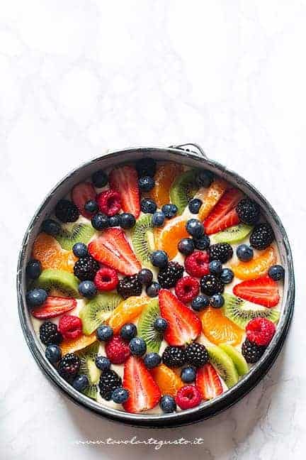 Torta morbida alla frutta pronta da infornare - Ricetta Torta alla frutta