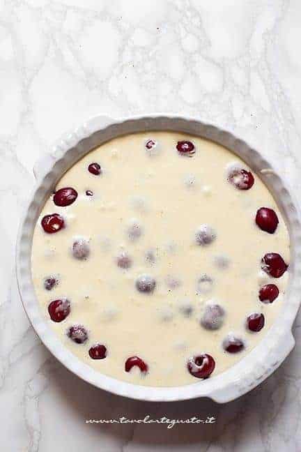 Versare l'impasto sulle ciliegie - Ricetta Clafoutis di ciliegie