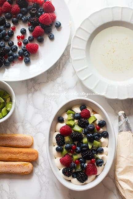 aggiungere la frutta fresca - Ricetta Tiramisù alla frutta