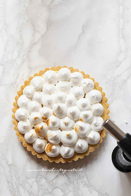 aggiungere la meringa a ciuffi e abbrustolire -Ricetta Lemon meringue pie