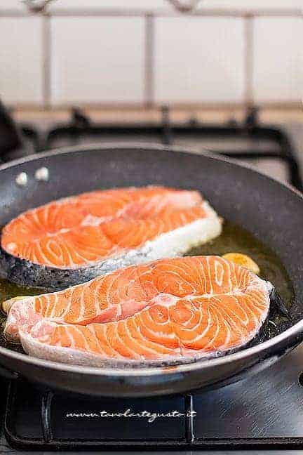 come cuocere i tranci di salmone - Ricetta Salmone in padella