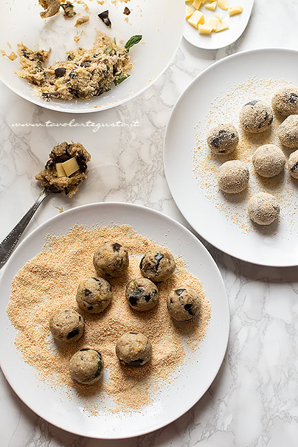 come formare le polpette di melanzane - Ricetta Polpette di melanzane - Ricetta di Tavolartegusto