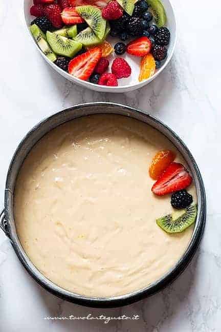 disporre la frutta sulla base morbida di impasto - Ricetta Torta alla frutta